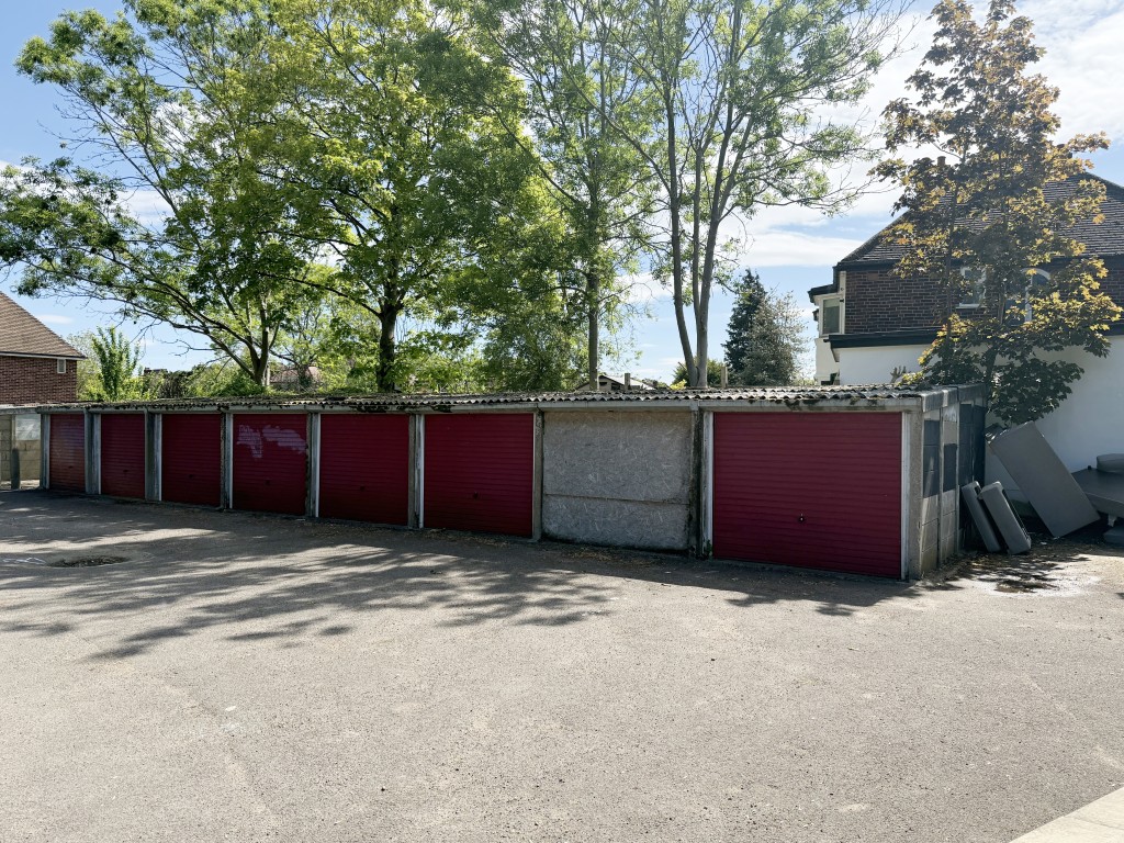 Lot: 13 - ELEVEN GARAGES AND LAND ON CORNER SITE WITH POTENTIAL - Eight of eleven garages